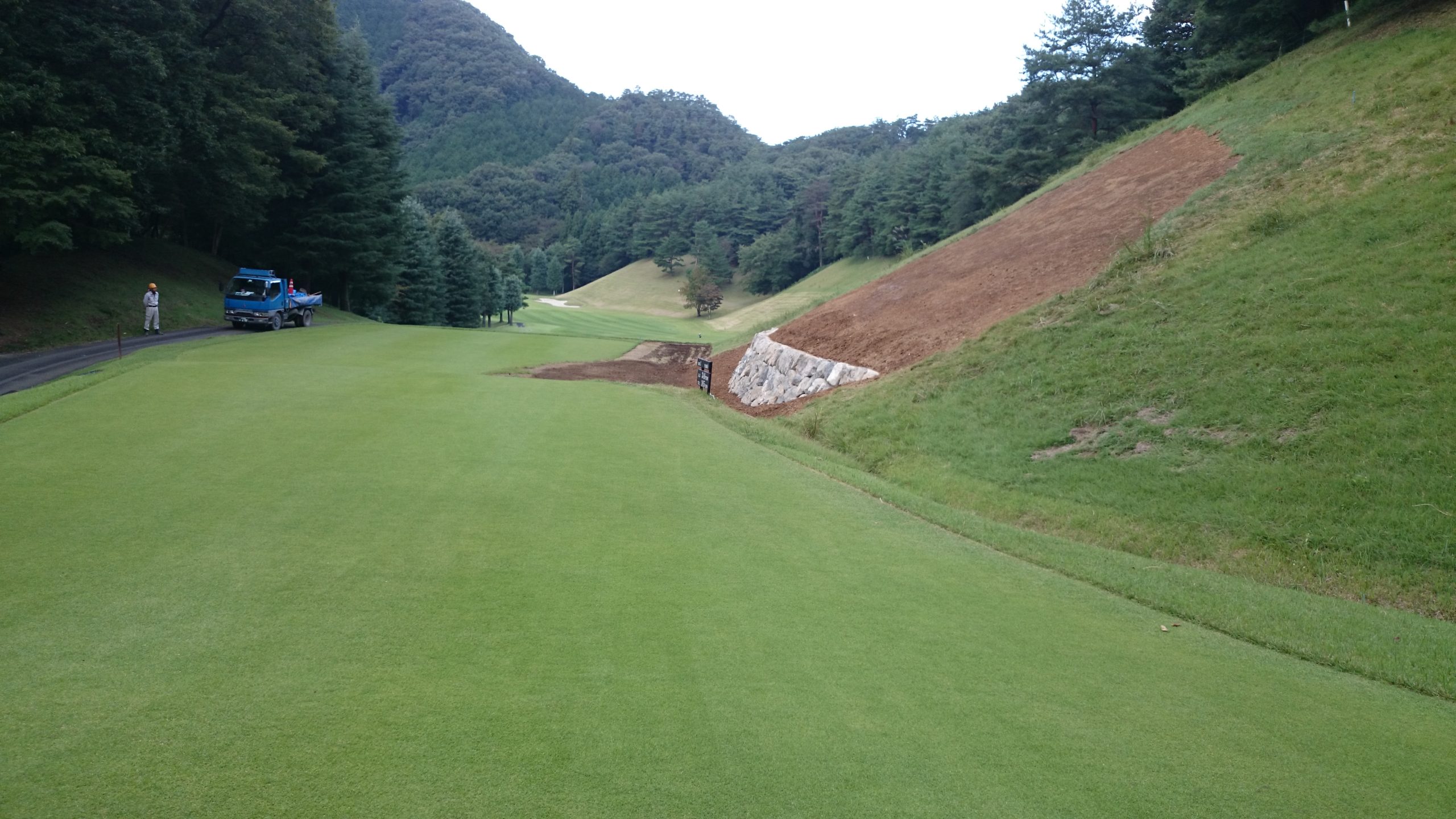 ゴルフ場法面補修石積工事